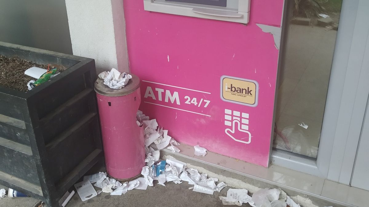 Ѓубре пред банкомат
