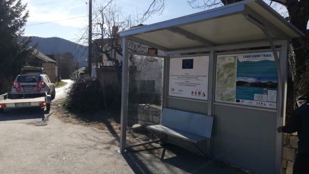 Поставени настрешници за автобуски стојалишта