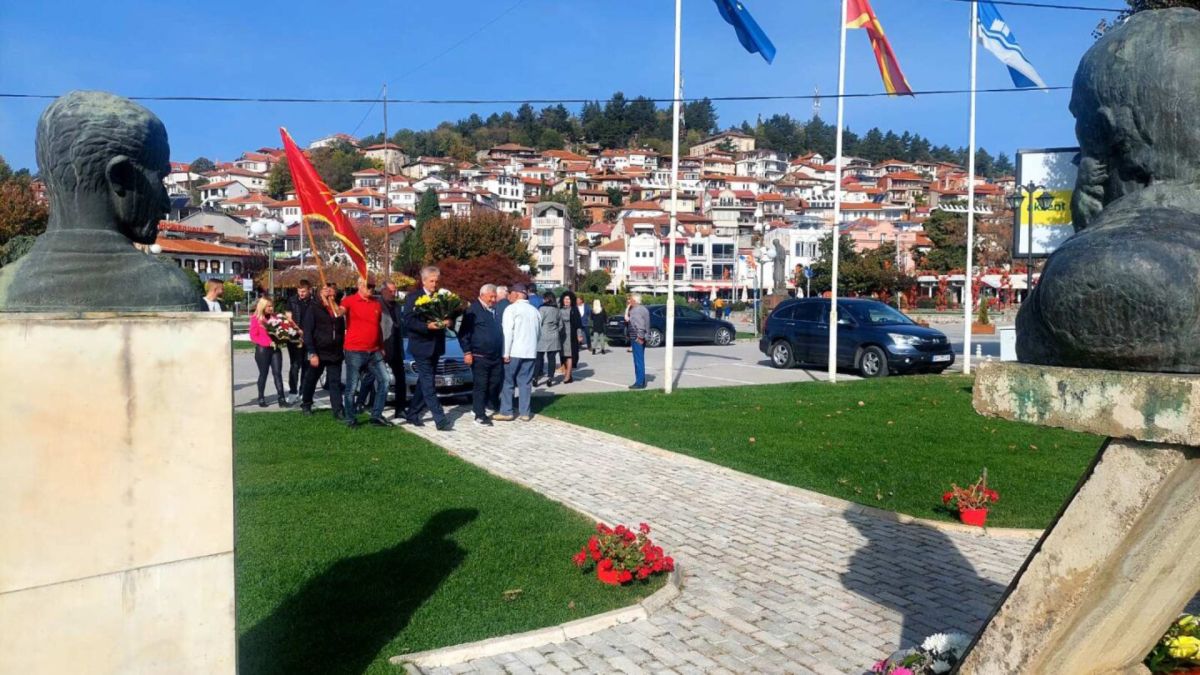 Свежо цвеќе пред спомен обележјата на револуционерите