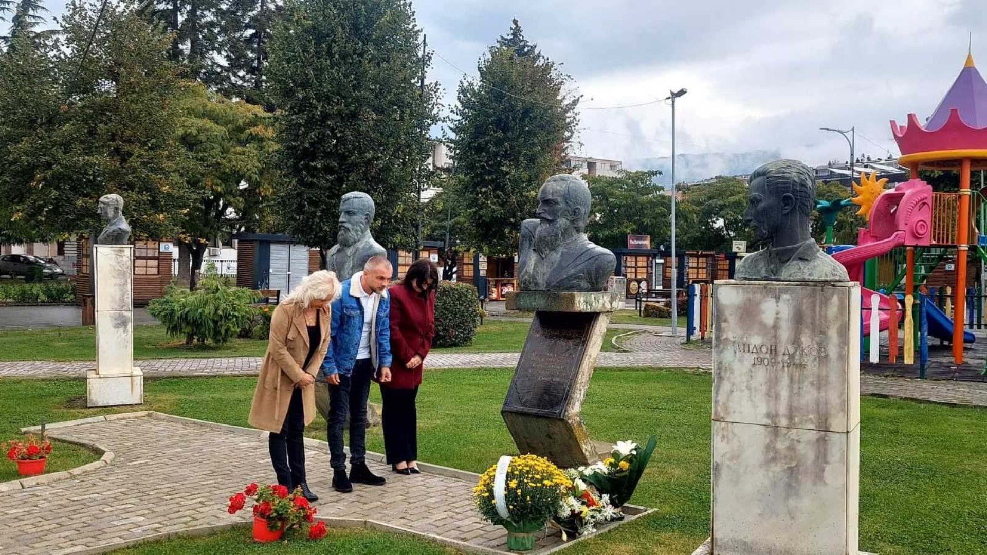 Положување цвеќе пред НОБ