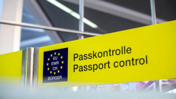 Passkontrolle Passport control signage