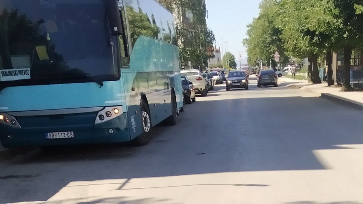 Паркирани автобуси