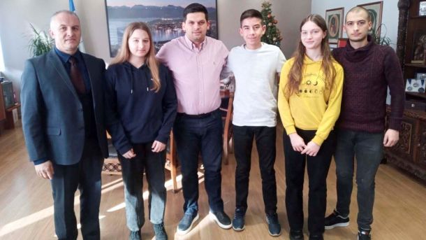 Шахисти на средба со Пецаков