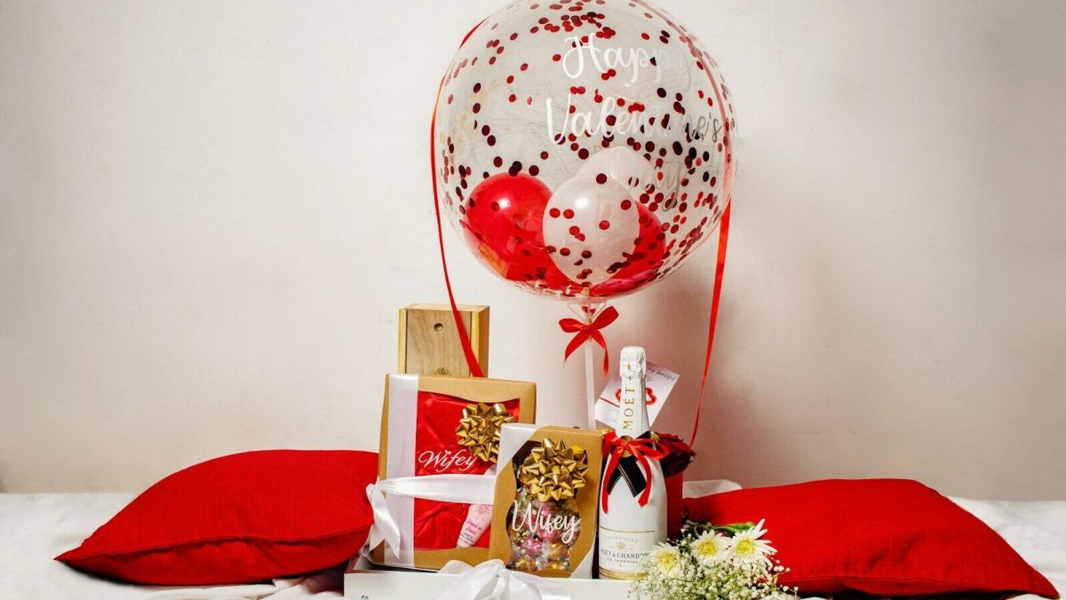 a bunch of presents are on a bed