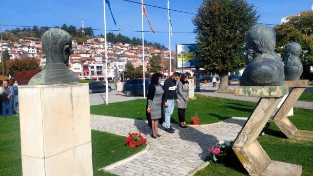 Свежо цвеќе пред спомен обележјата на револуционерите