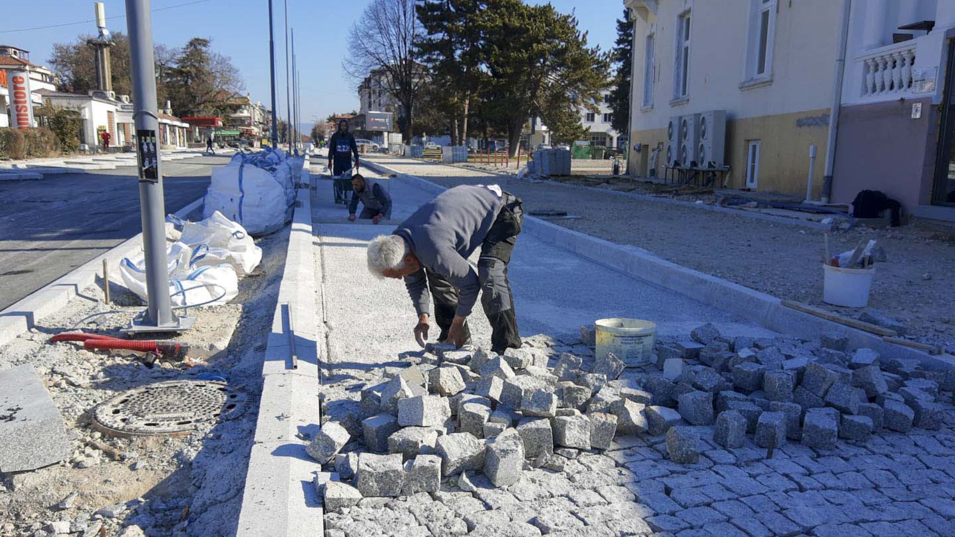 поставување камени коцки