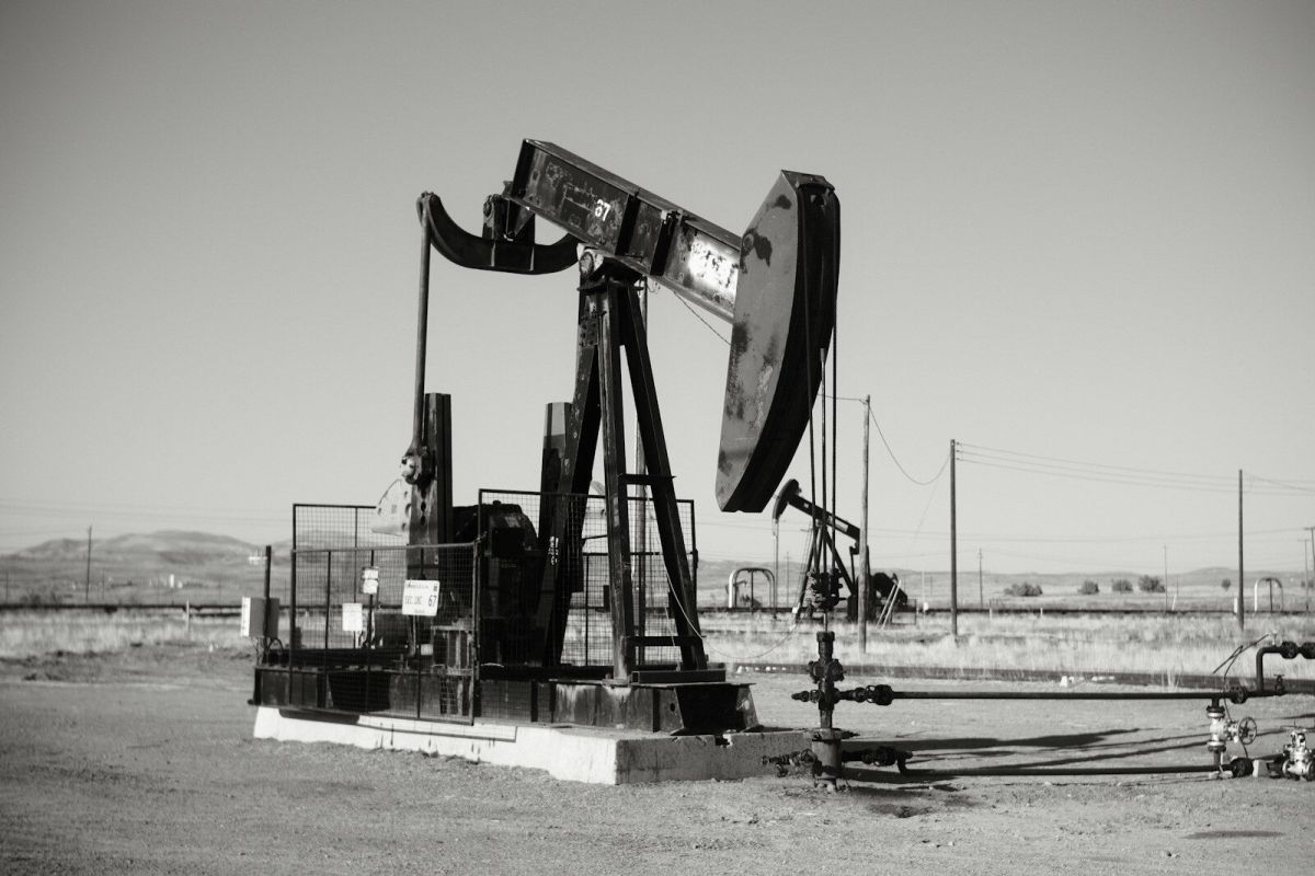 a black and white photo of an oil pump