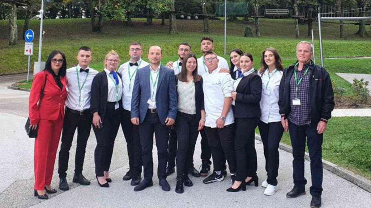 Медали угостителско