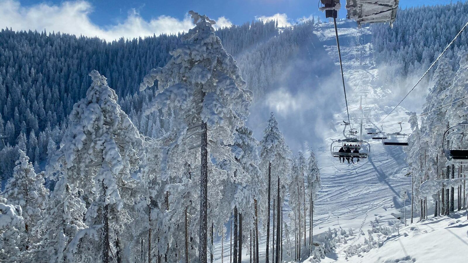 a ski lift going up a snowy mountain