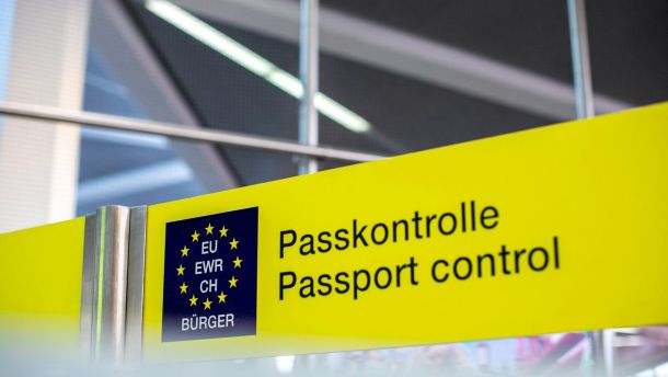Passkontrolle Passport control signage