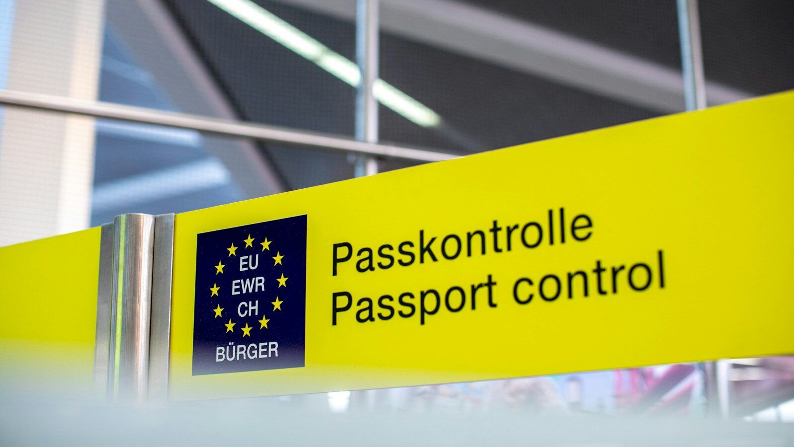 Passkontrolle Passport control signage