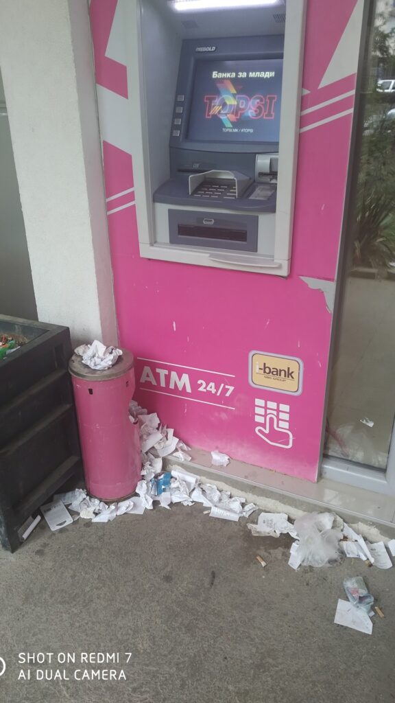 Ѓубре пред банкомат