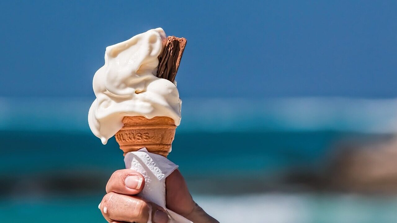 ice cream, dessert, nature, food, snack, ice cream cone, melting, hot, temptation, summer, refreshment, refreshing, indulgence, sundae, tasty, delicious